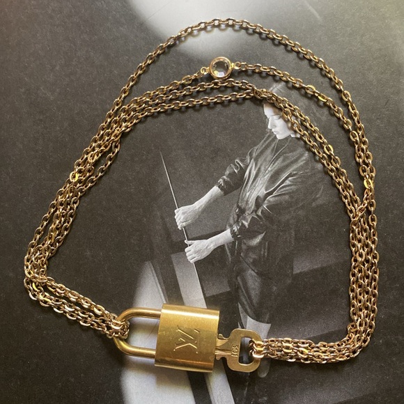 Louis Vuitton 301 Lock and key with Gold Plated Chain Necklace - Picture 4 of 12